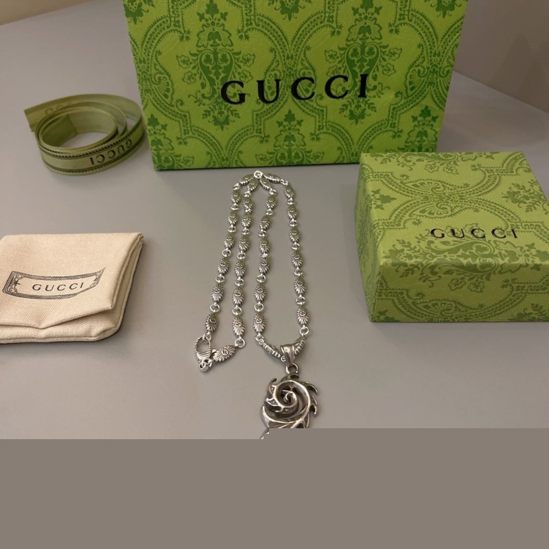 G*u*i necklaces